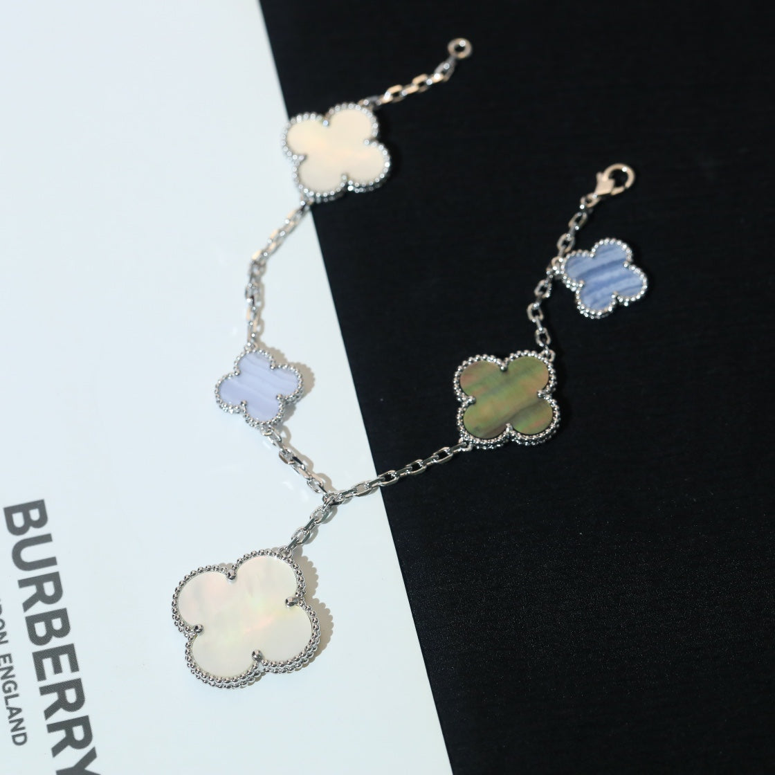 ¡®Timi¡¯CLOVER BRACELET 5 MOTIFS MOP CHALCEDONY SILVER