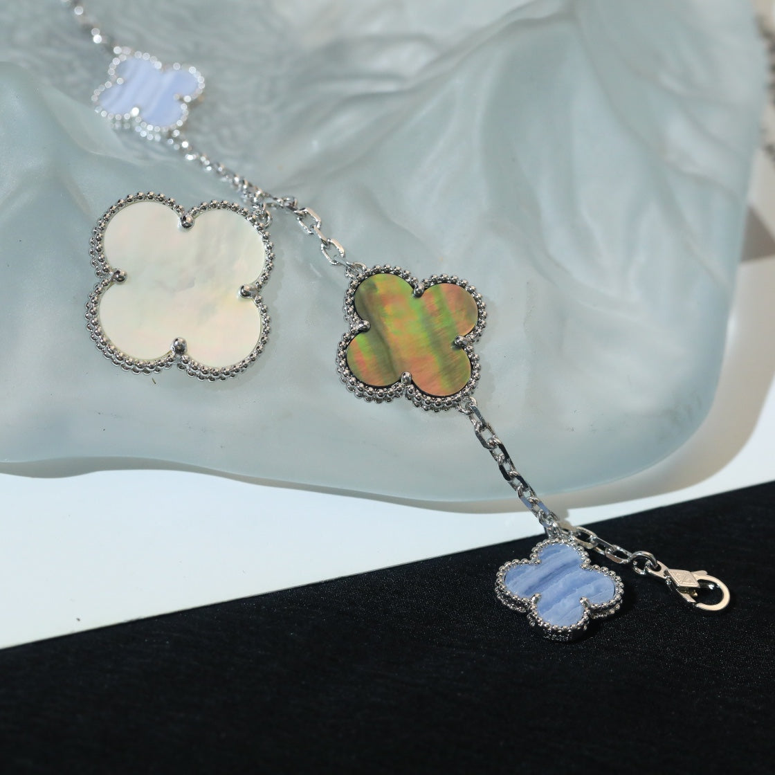 ¡®Timi¡¯CLOVER BRACELET 5 MOTIFS MOP CHALCEDONY SILVER