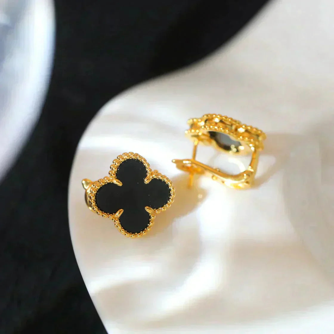 TimiCLOVER MEDIUM 1 MOTIFS  ONYX STUD EARRINGS