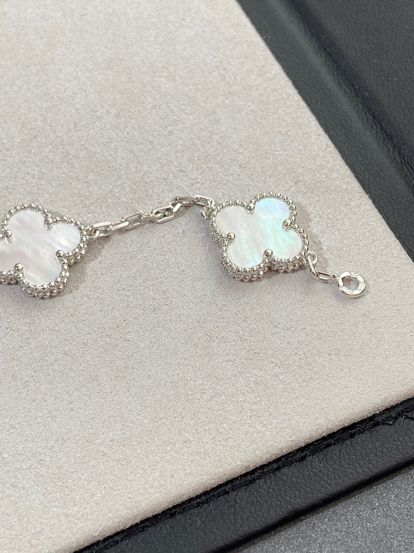 [Timi]New CLOVER WHITE PEARL MOP 5 MOTIF BRACELET COLLECTION