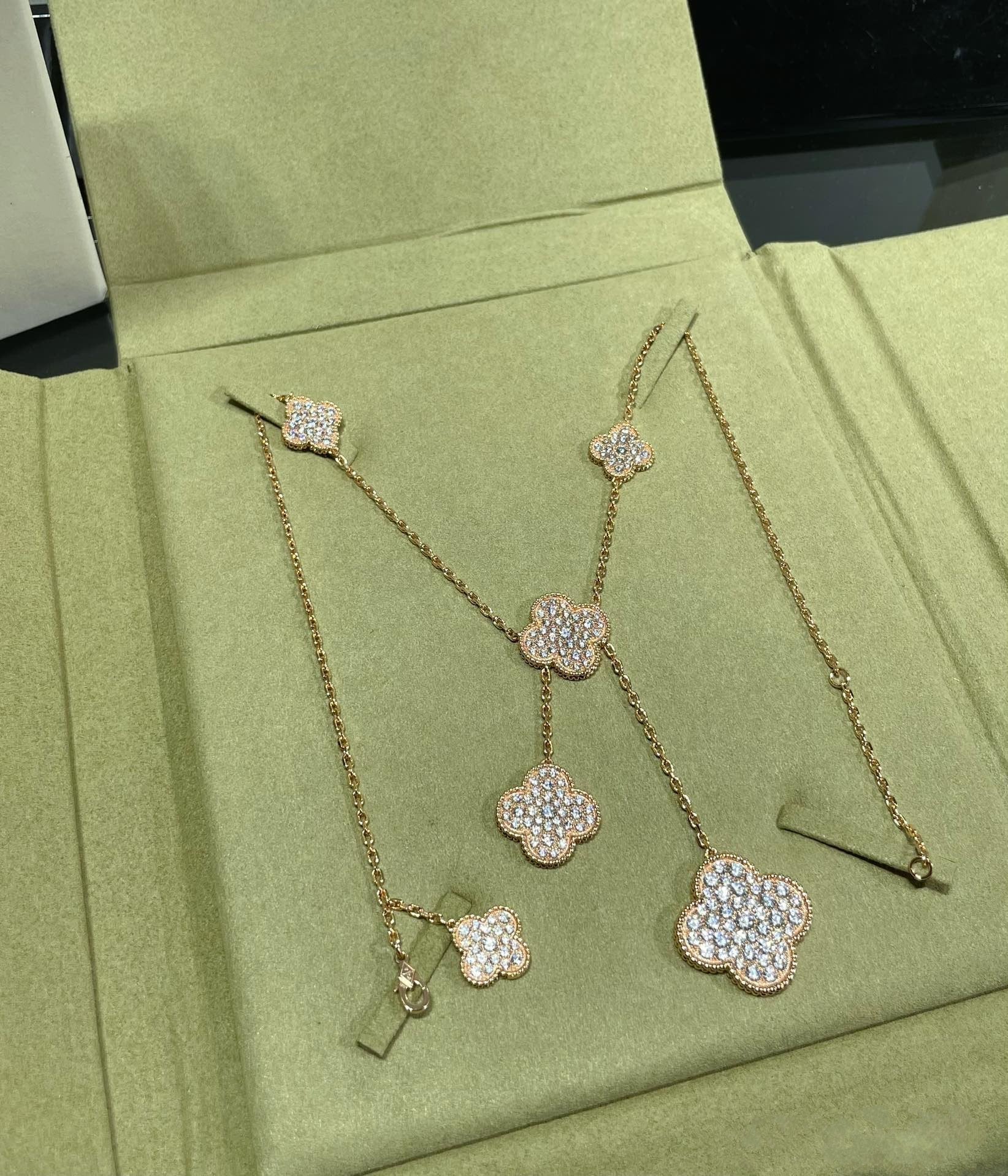 TimiCLOVER 6 MOTIF DIAMOND PAVED NECKLACE