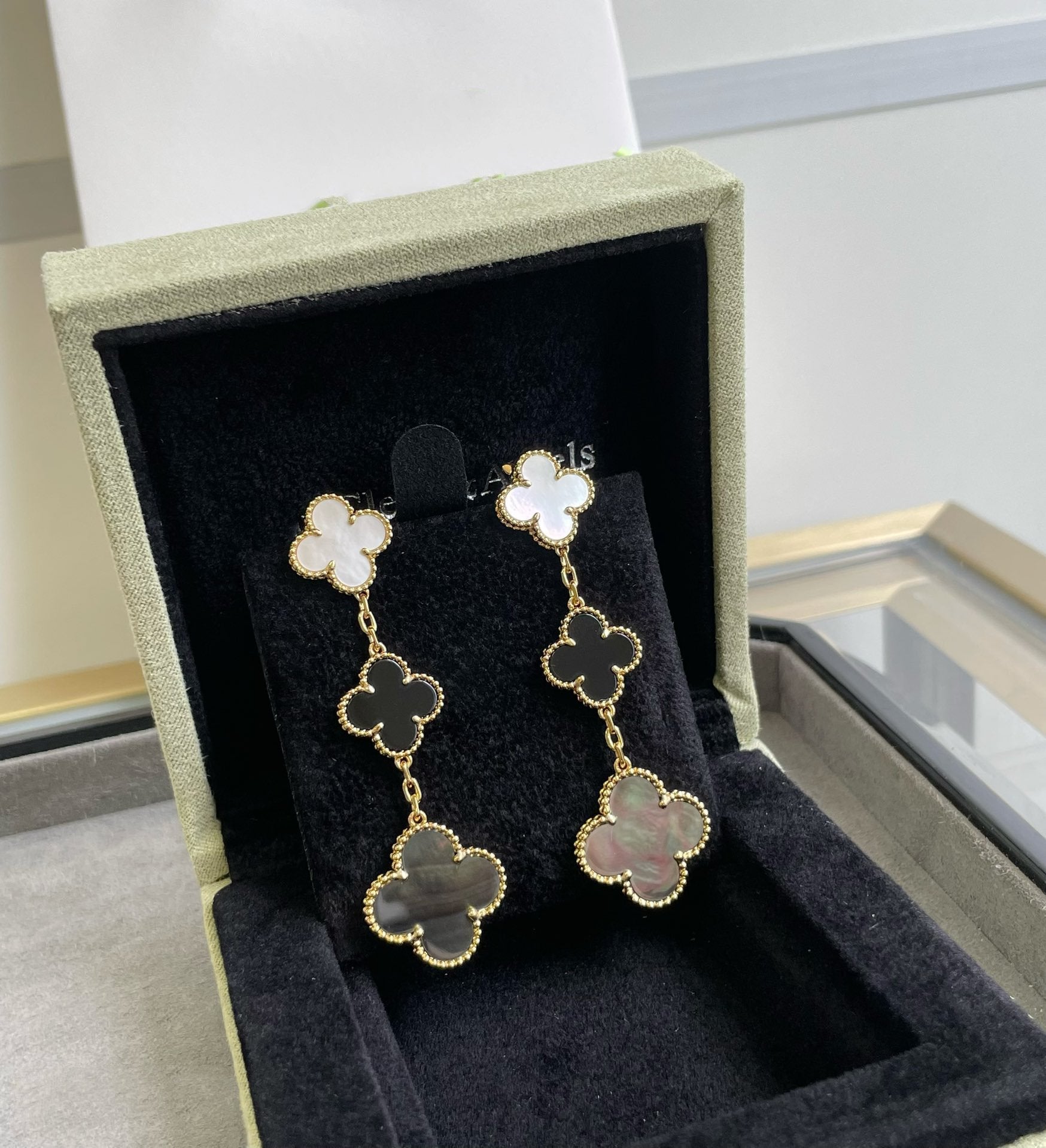 TimiCLOVER 3 MOTIF MOP ONYX DARK MOP PINK GOLD EARRINGS