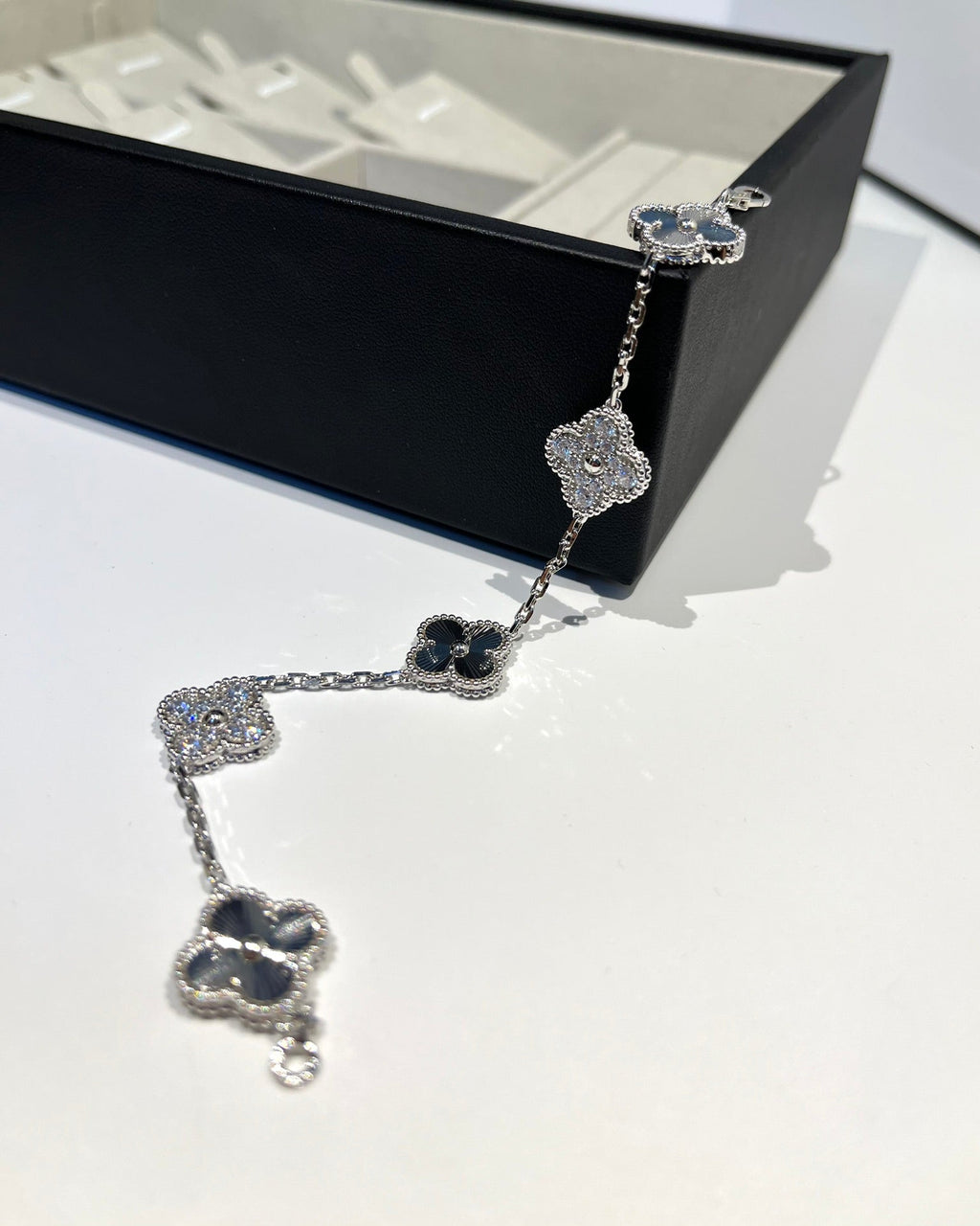 [Timi] CLOVER 5 MOTIF LASER BRACELET COLLECTION