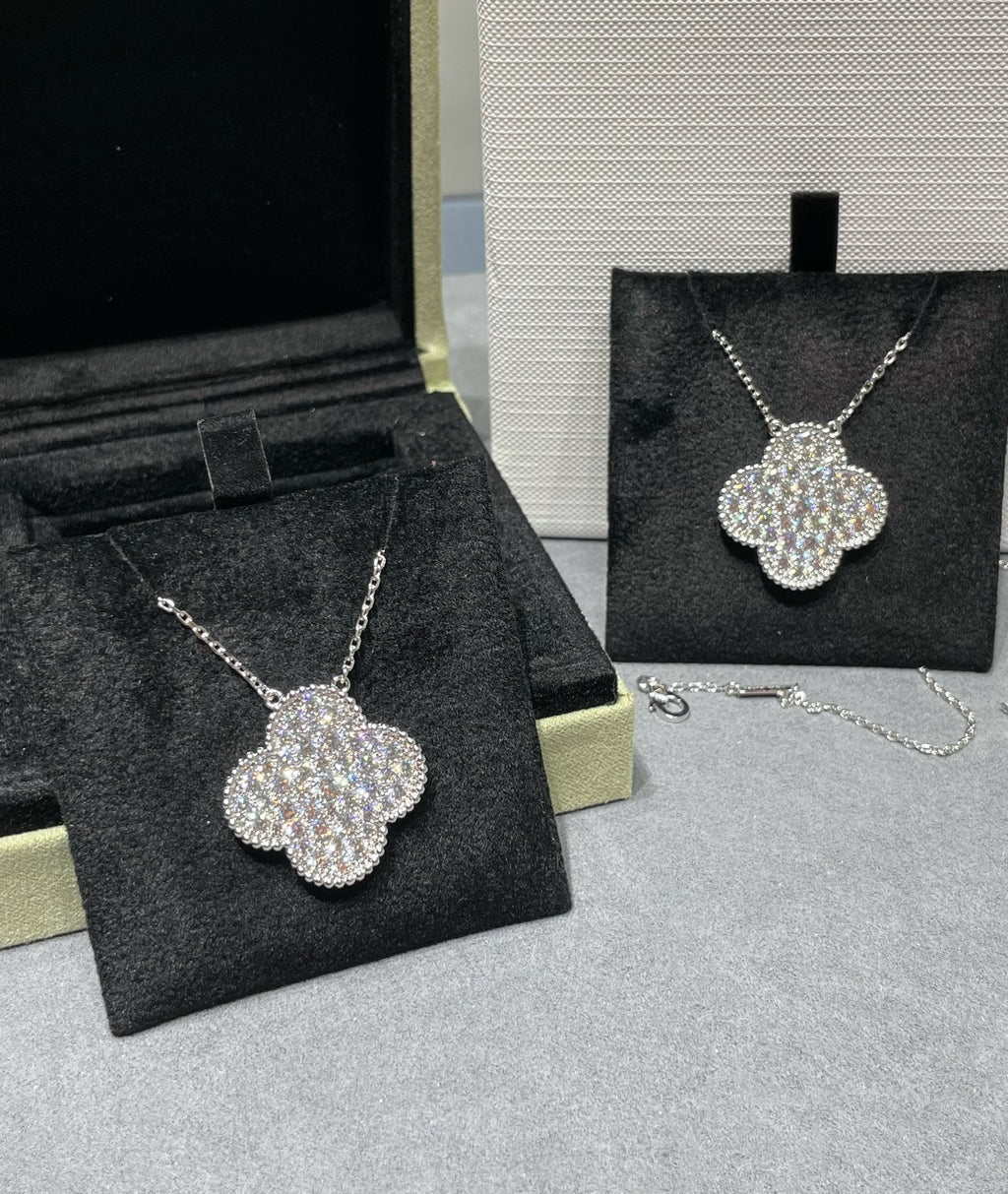 TimiCLOVER 25MM LARGE PENDANT DIAMOND PAVED SILVER NECKLACE