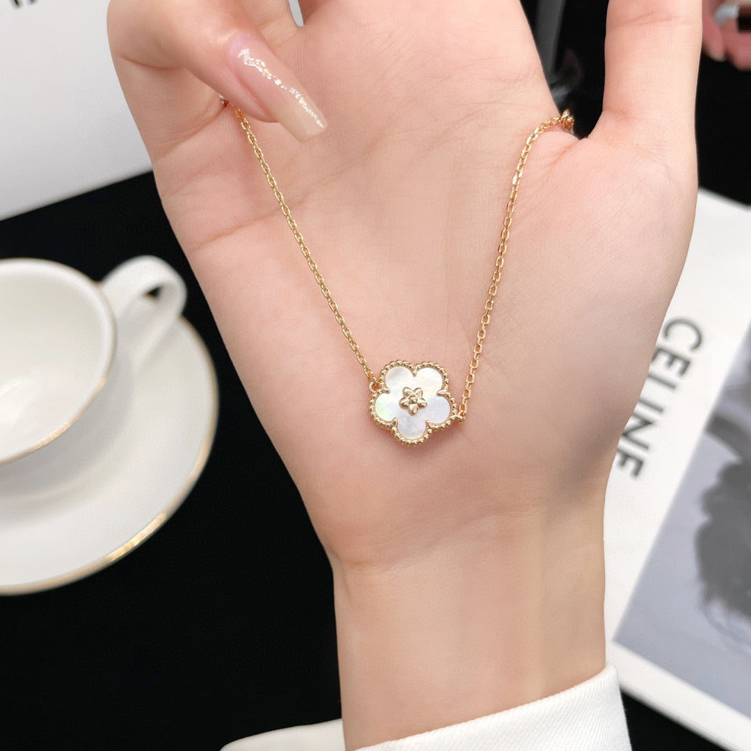 ¡®Timi¡¯LUCKY WHITE MOP PLUM BLOSSOM  BRACELET