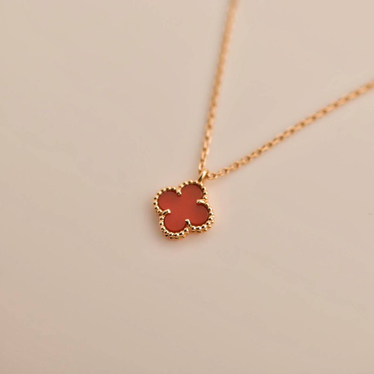 TimiCLOVER MINI 9.5MM WHITE CARNELIANS NECKLACE