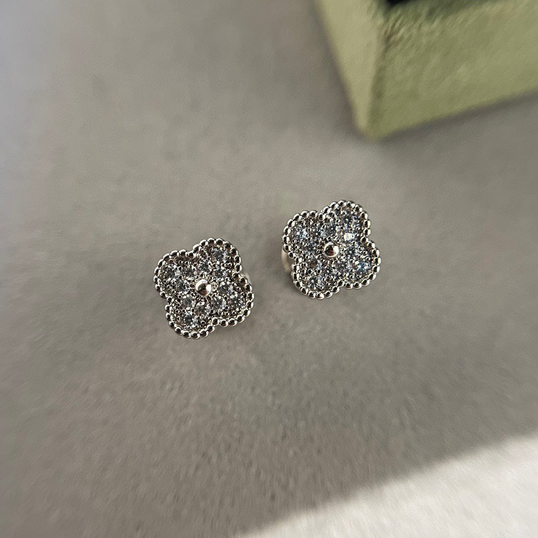 TimiCLOVER MINI DIAMOND STUD EARRINGS