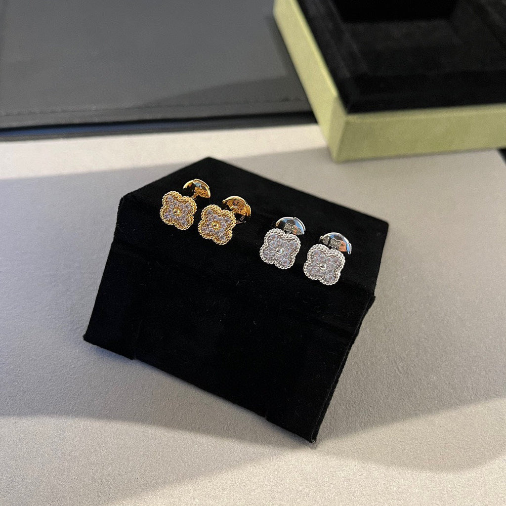 TimiCLOVER MINI DIAMOND STUD EARRINGS