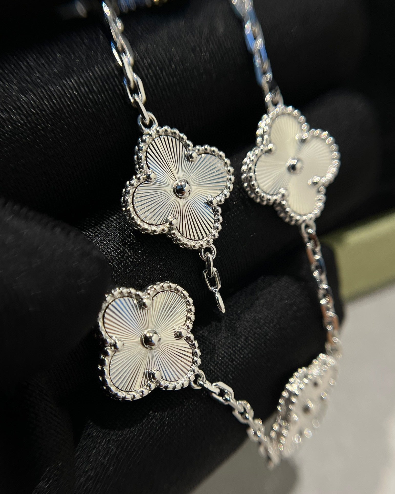 [Timi] CLOVER 5 MOTIF LASER BRACELET COLLECTION